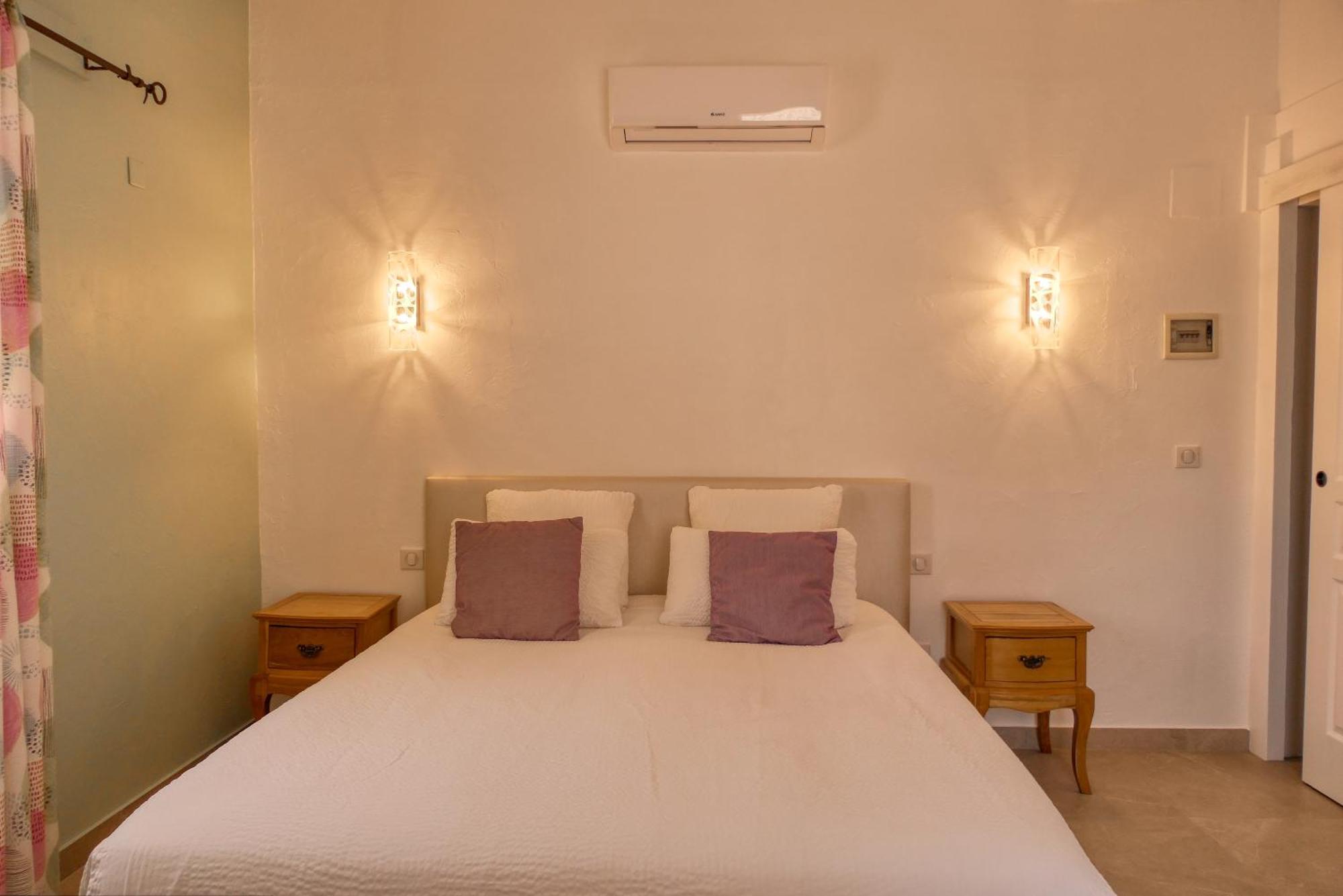 Le Hameau Fleur De Pierres , Chambre , Gite Et Table D'Hotes Murs  Exteriör bild